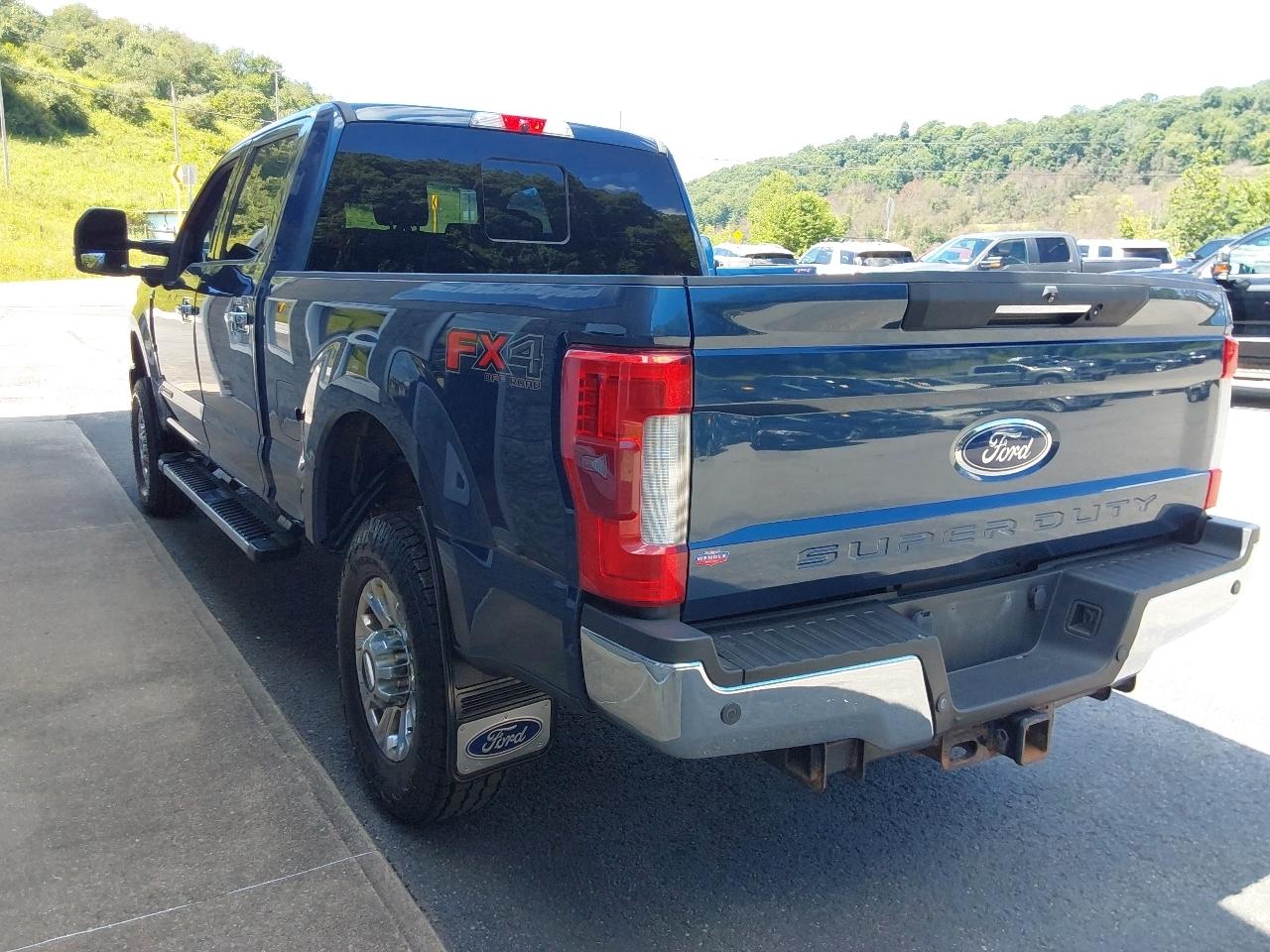 Ford Super Duty F-350 SRW 4WD Crew Cab 172" Lariat 2017