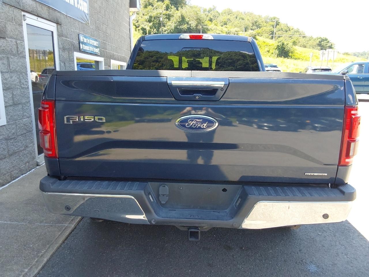 Ford F-150 4WD SuperCrew 157" Lariat w/HD Payload Pkg 2015