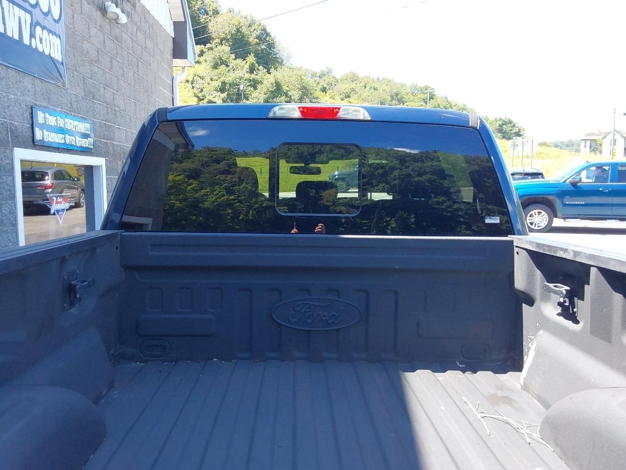 Ford F-150 4WD SuperCrew 157" Lariat w/HD Payload Pkg 2015
