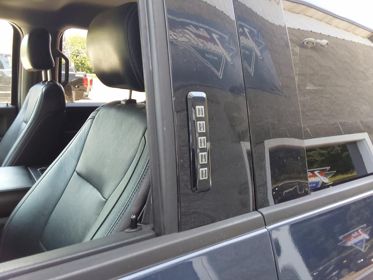 Ford F-150 4WD SuperCrew 157" Lariat w/HD Payload Pkg 2015