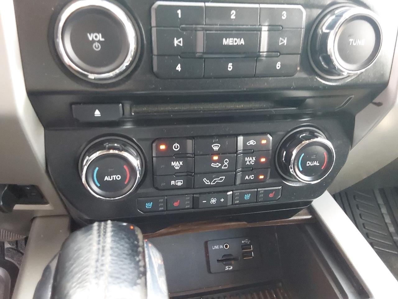 Ford F-150 4WD SuperCrew 157" Lariat w/HD Payload Pkg 2015