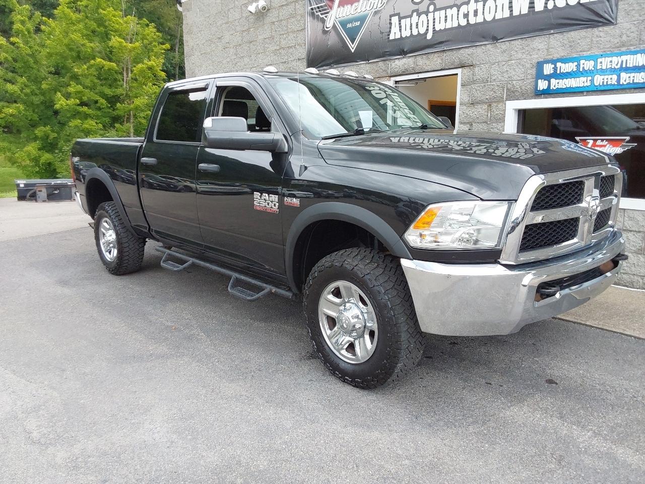 RAM 2500 Tradesman 4x4 Crew Cab 6'4" Box 2017
