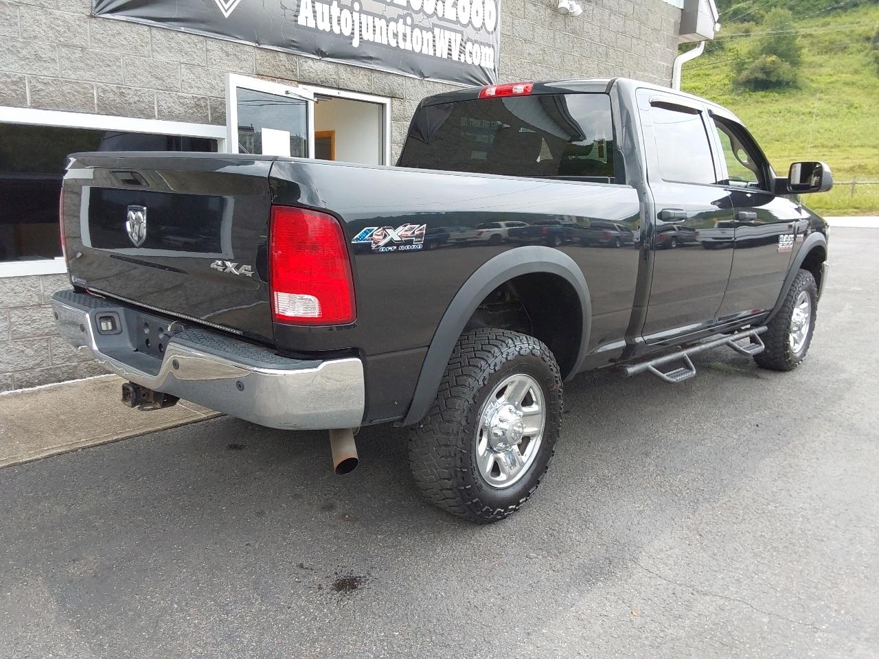 RAM 2500 Tradesman 4x4 Crew Cab 6'4" Box 2017