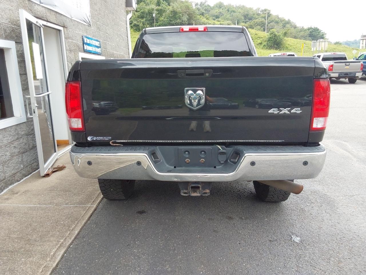 RAM 2500 Tradesman 4x4 Crew Cab 6'4" Box 2017