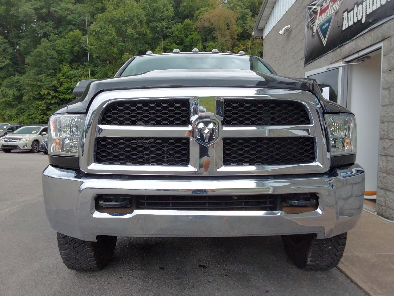 RAM 2500 Tradesman 4x4 Crew Cab 6'4" Box 2017