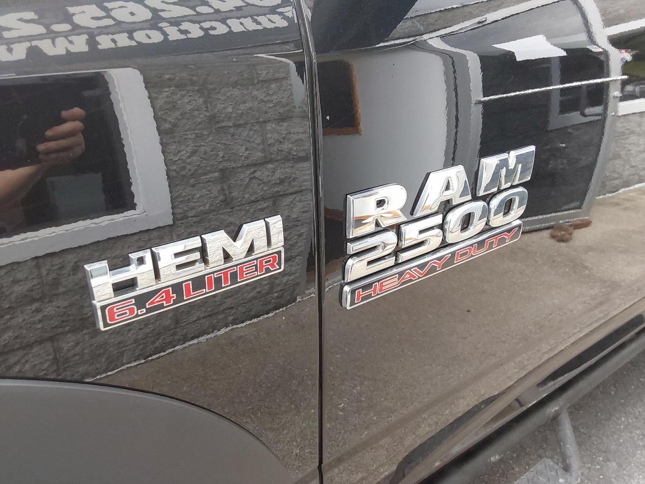 RAM 2500 Tradesman 4x4 Crew Cab 6'4" Box 2017