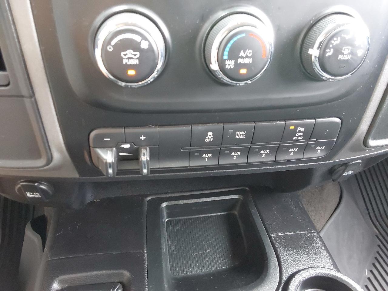 RAM 2500 Tradesman 4x4 Crew Cab 6'4" Box 2017