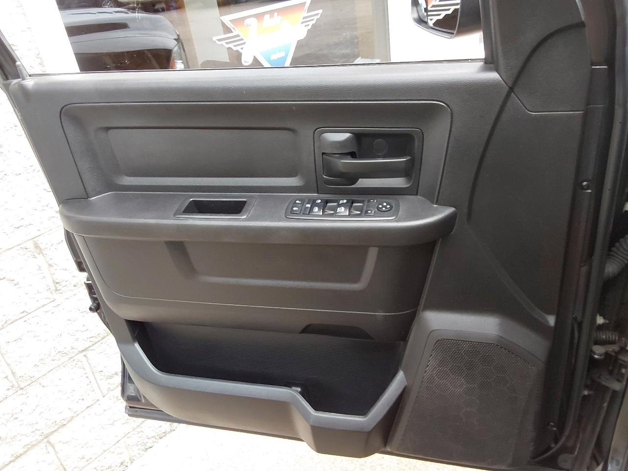 RAM 2500 Tradesman 4x4 Crew Cab 6'4" Box 2017