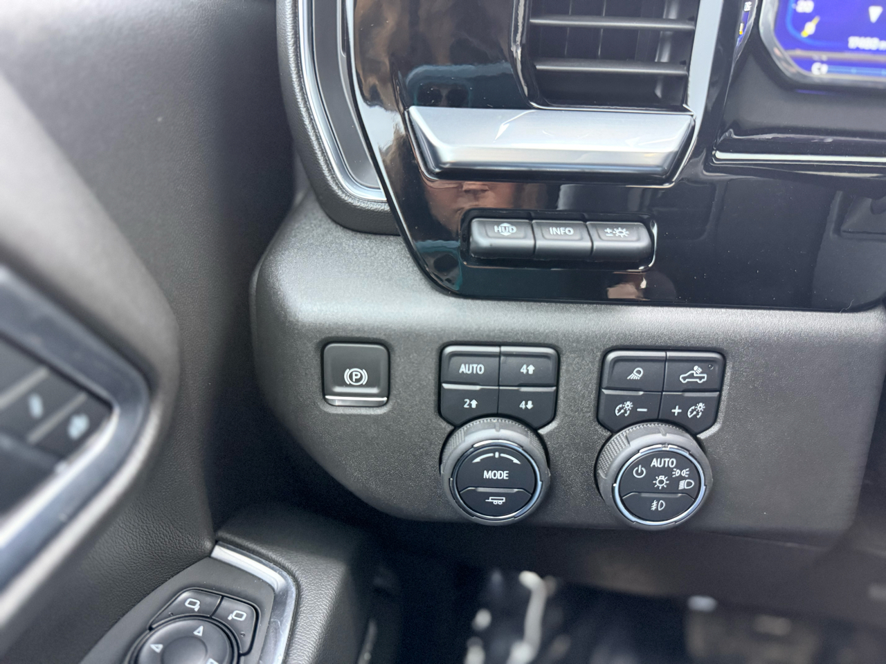 Chevrolet Silverado 2500HD 4WD Crew Cab 159" LTZ 2024