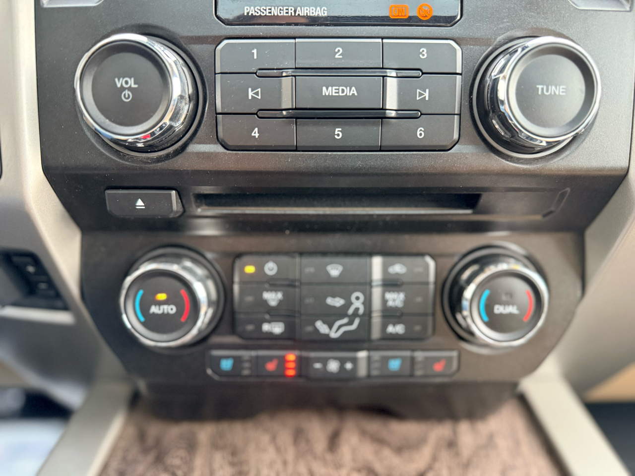 Ford Super Duty F-350 SRW Lariat 4WD Crew Cab 6.75' Box 2017