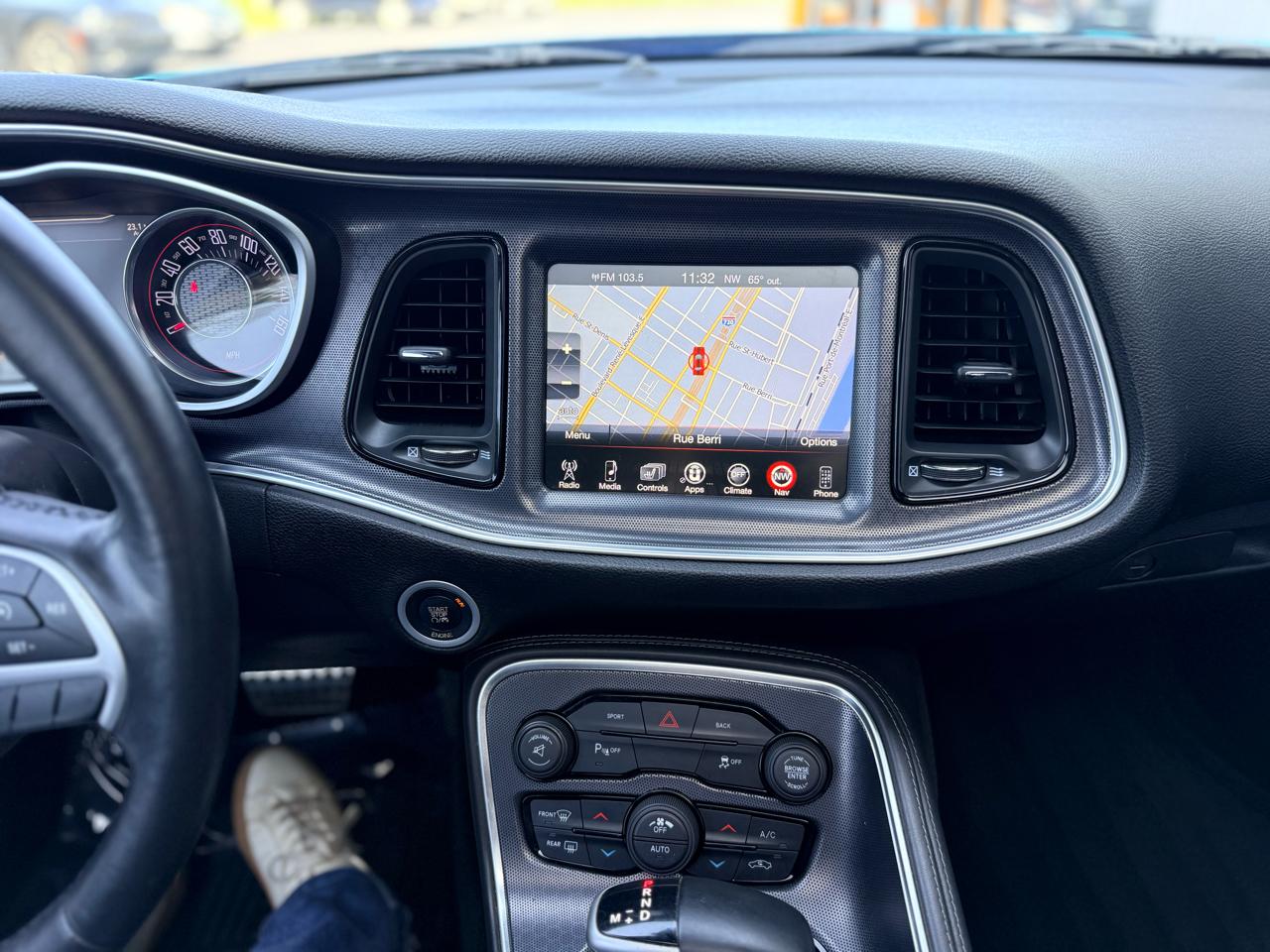 Dodge Challenger 2dr Cpe SXT Plus 2015