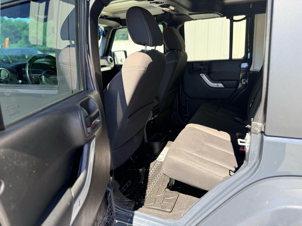 2017 Jeep Wrangler Unlimited Sahara - Photo 18