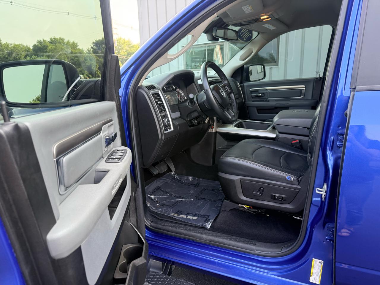 RAM 1500 Classic Warlock 4x4 Crew Cab 5'7" Box 2019