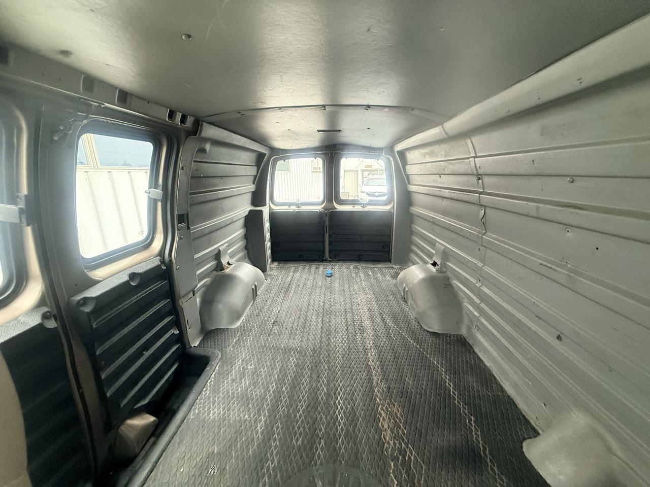 GMC Savana Cargo Van 3500 135" WB RWD 2003