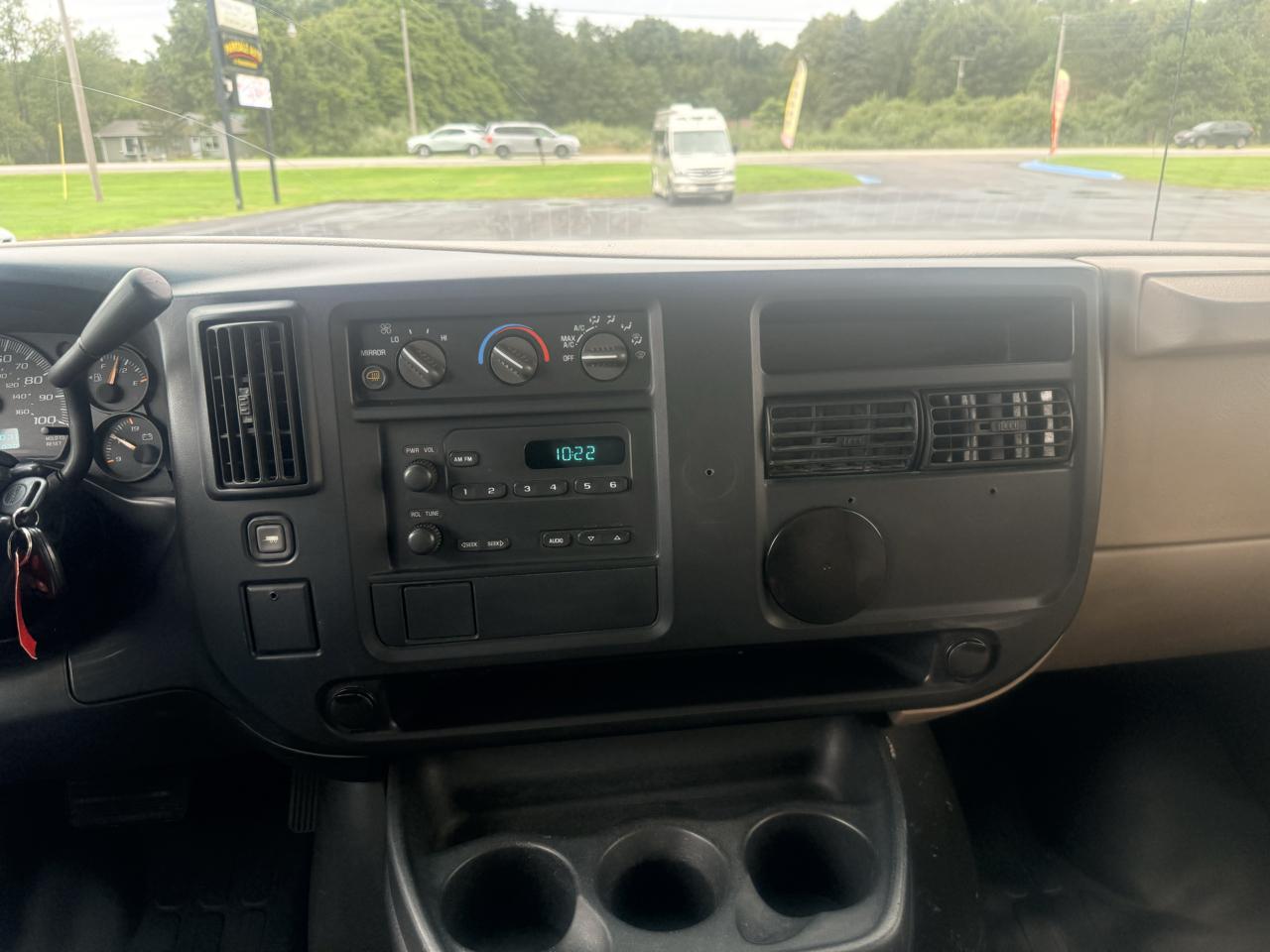 GMC Savana Cargo Van 3500 135" WB RWD 2003