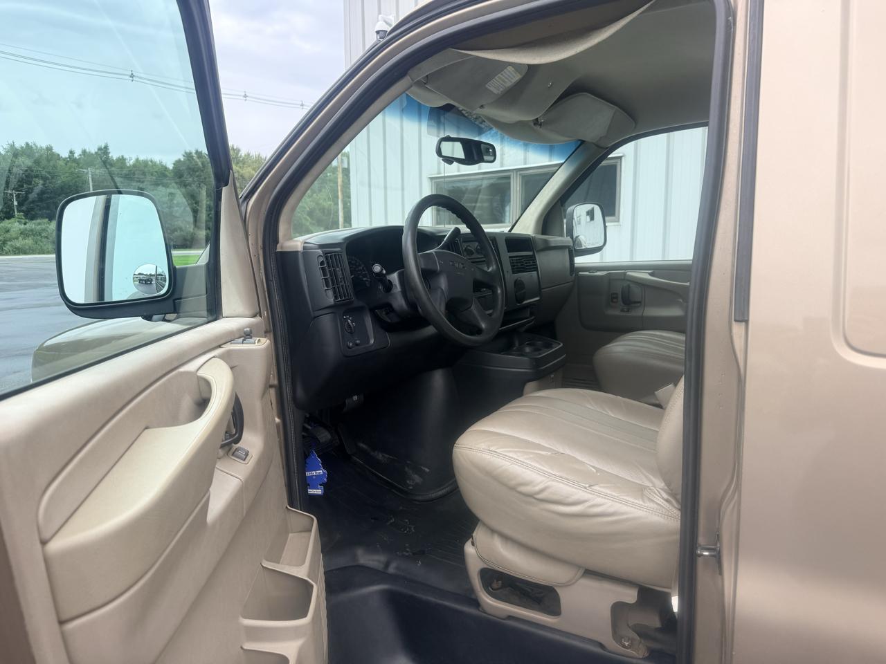 GMC Savana Cargo Van 3500 135" WB RWD 2003