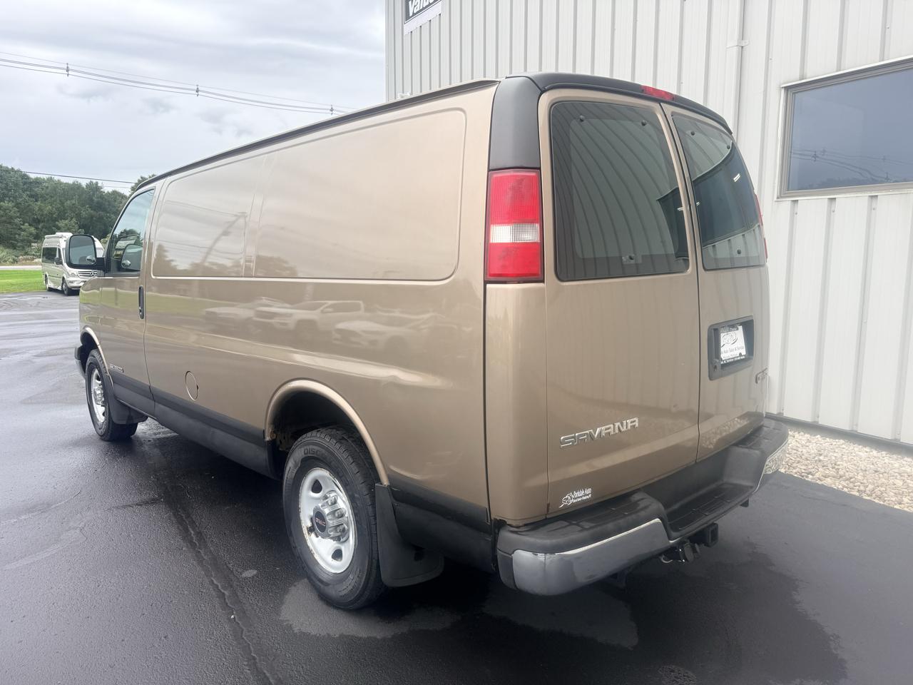 GMC Savana Cargo Van 3500 135" WB RWD 2003