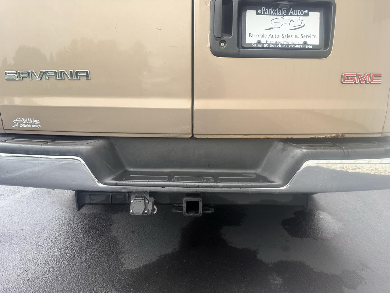 GMC Savana Cargo Van 3500 135" WB RWD 2003