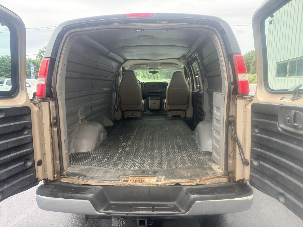 GMC Savana Cargo Van 3500 135" WB RWD 2003