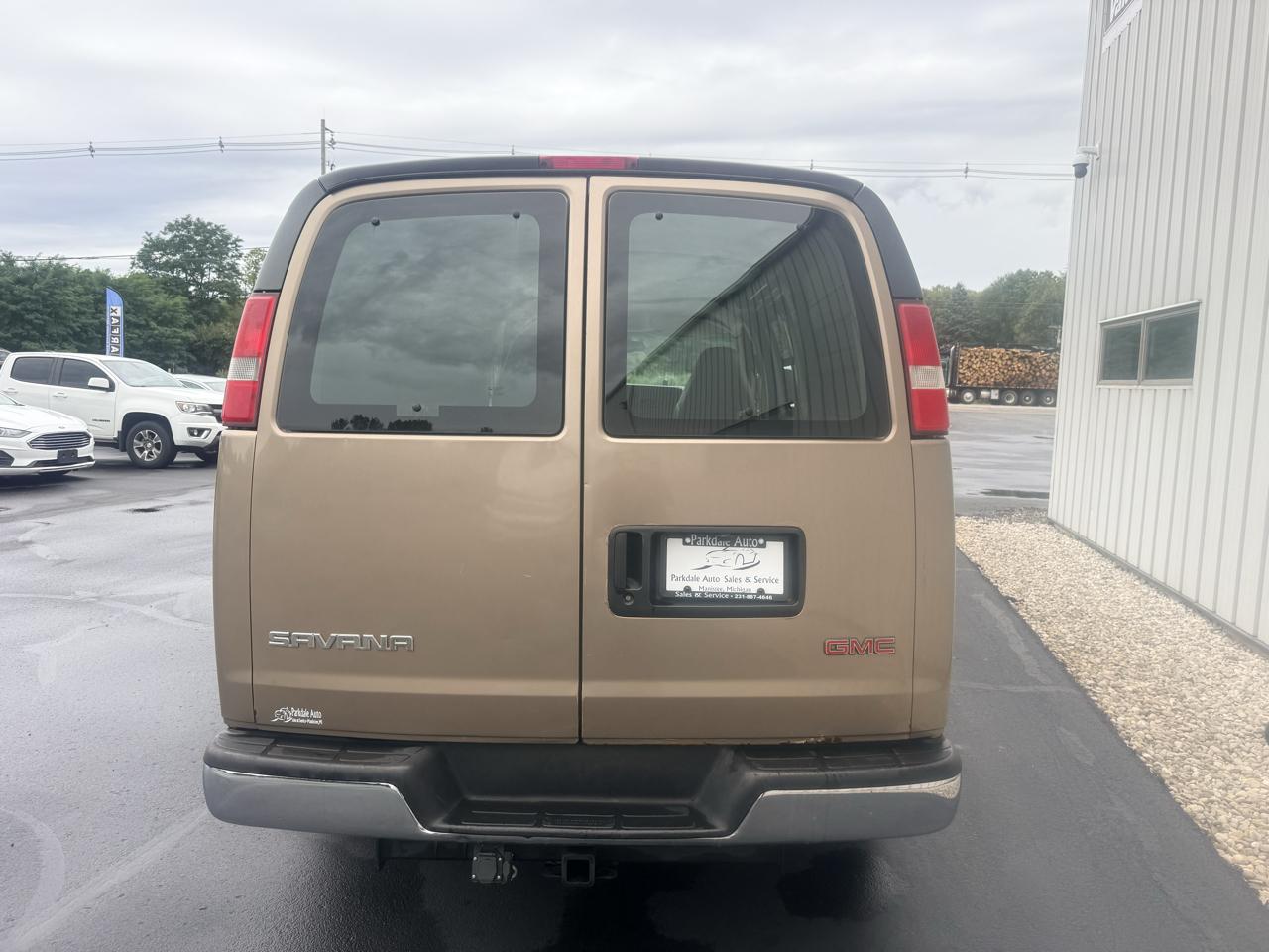 GMC Savana Cargo Van 3500 135" WB RWD 2003
