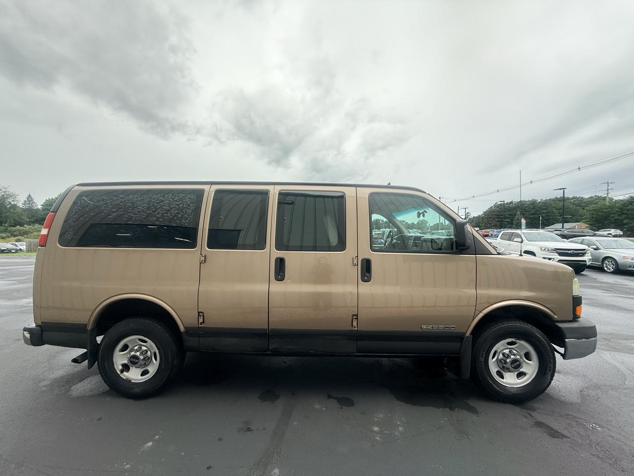 GMC Savana Cargo Van 3500 135" WB RWD 2003