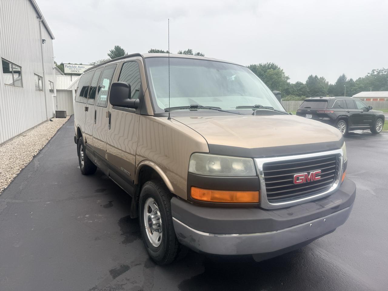 GMC Savana Cargo Van 3500 135" WB RWD 2003