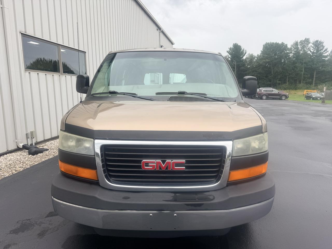 GMC Savana Cargo Van 3500 135" WB RWD 2003
