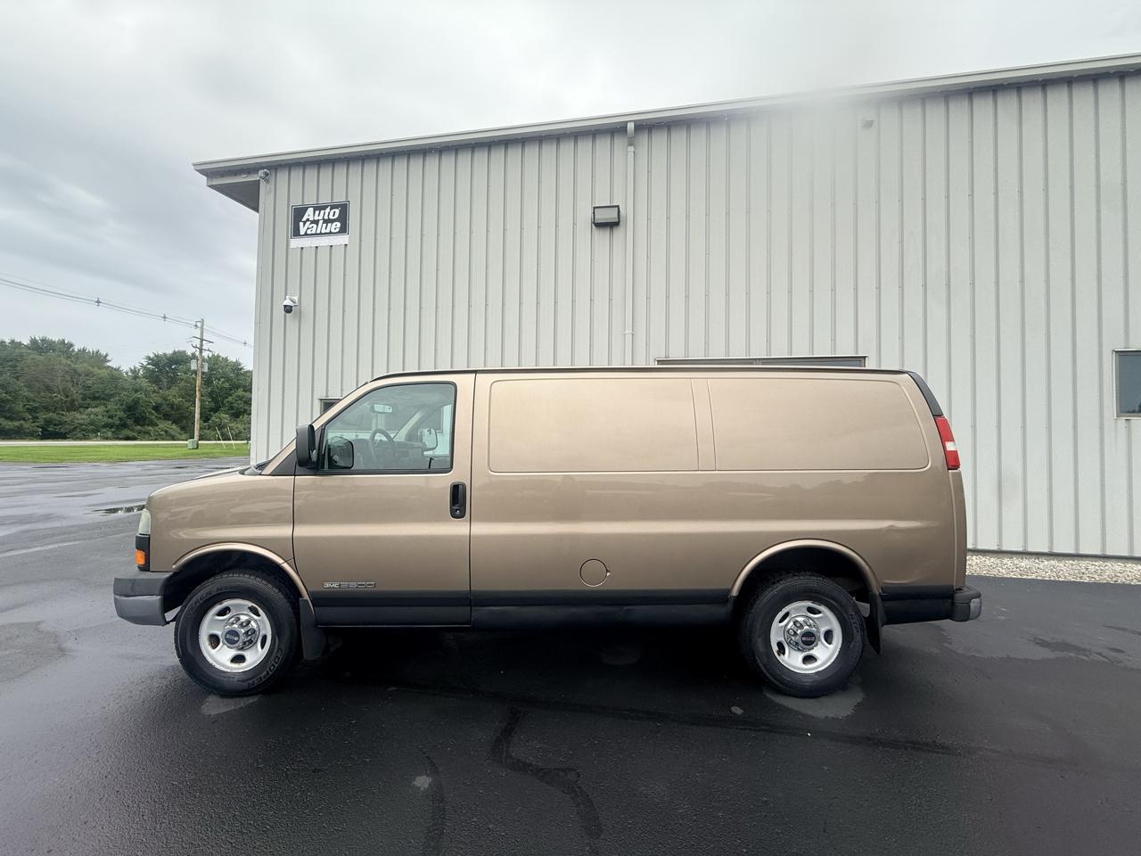 GMC Savana Cargo Van 3500 135" WB RWD 2003