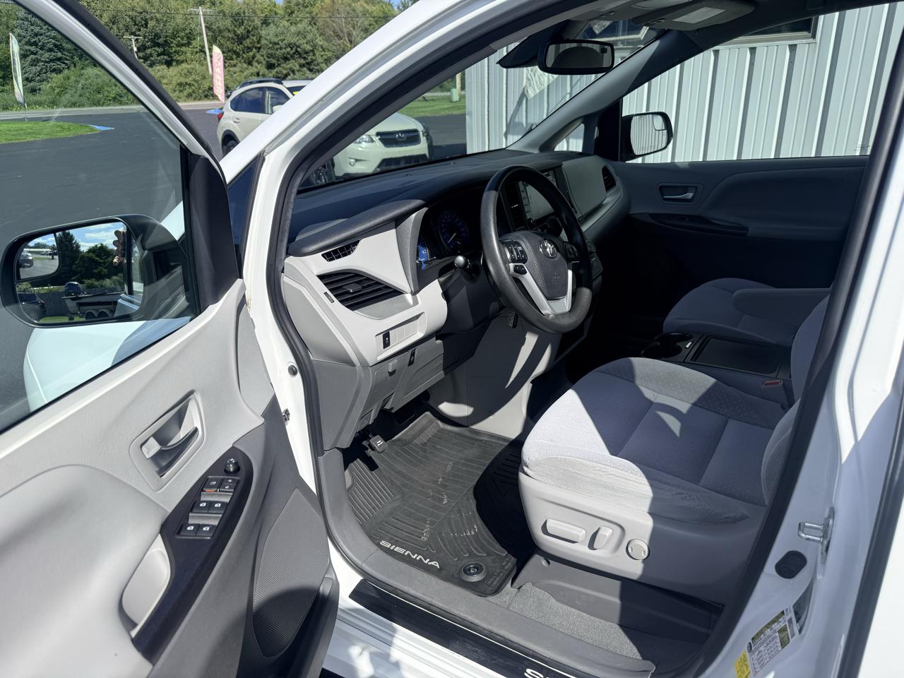 Toyota Sienna LE Auto Access Seat FWD 7-Passenger (Natl) 2020