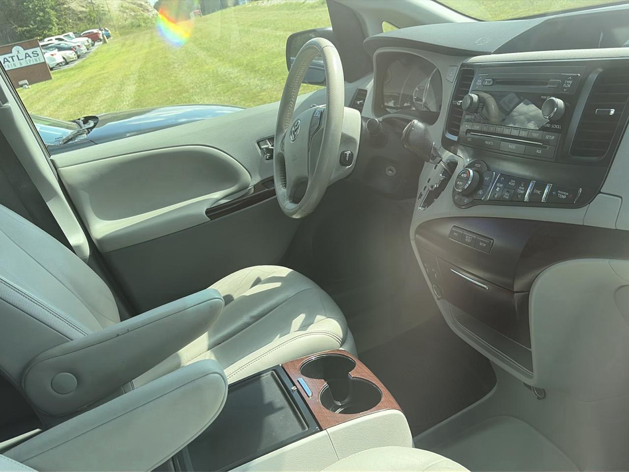 Toyota Sienna 5dr 7-Pass Van V6 Ltd AWD (Natl) 2014