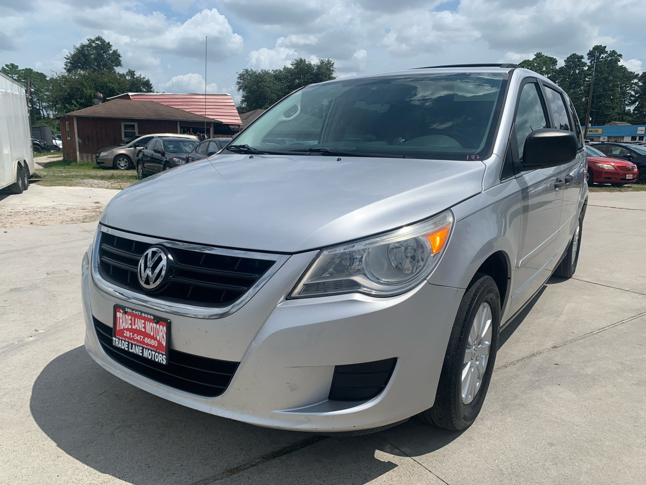 2009 Volkswagen Routan SE's photo