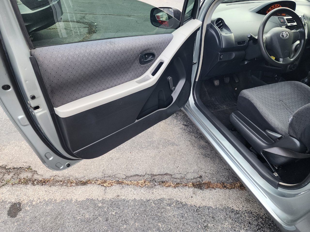 Toyota Yaris Liftback 3-Door AT 2009