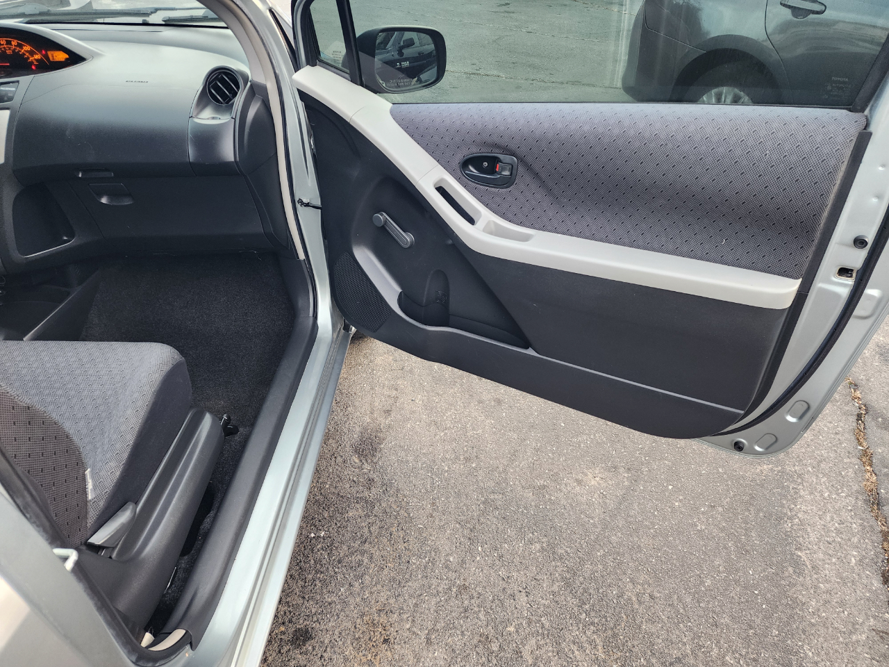 Toyota Yaris Liftback 3-Door AT 2009