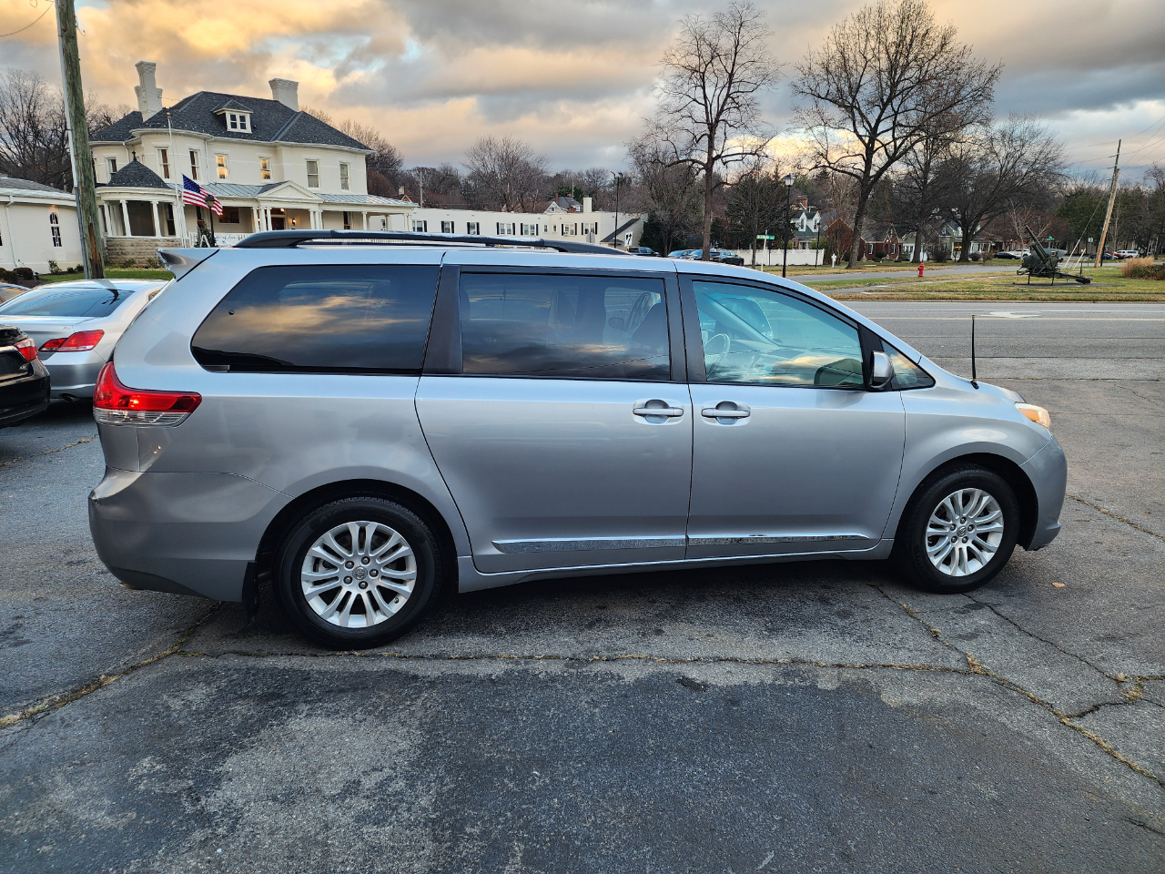 Toyota Sienna Limited 7-Pass V6 2011