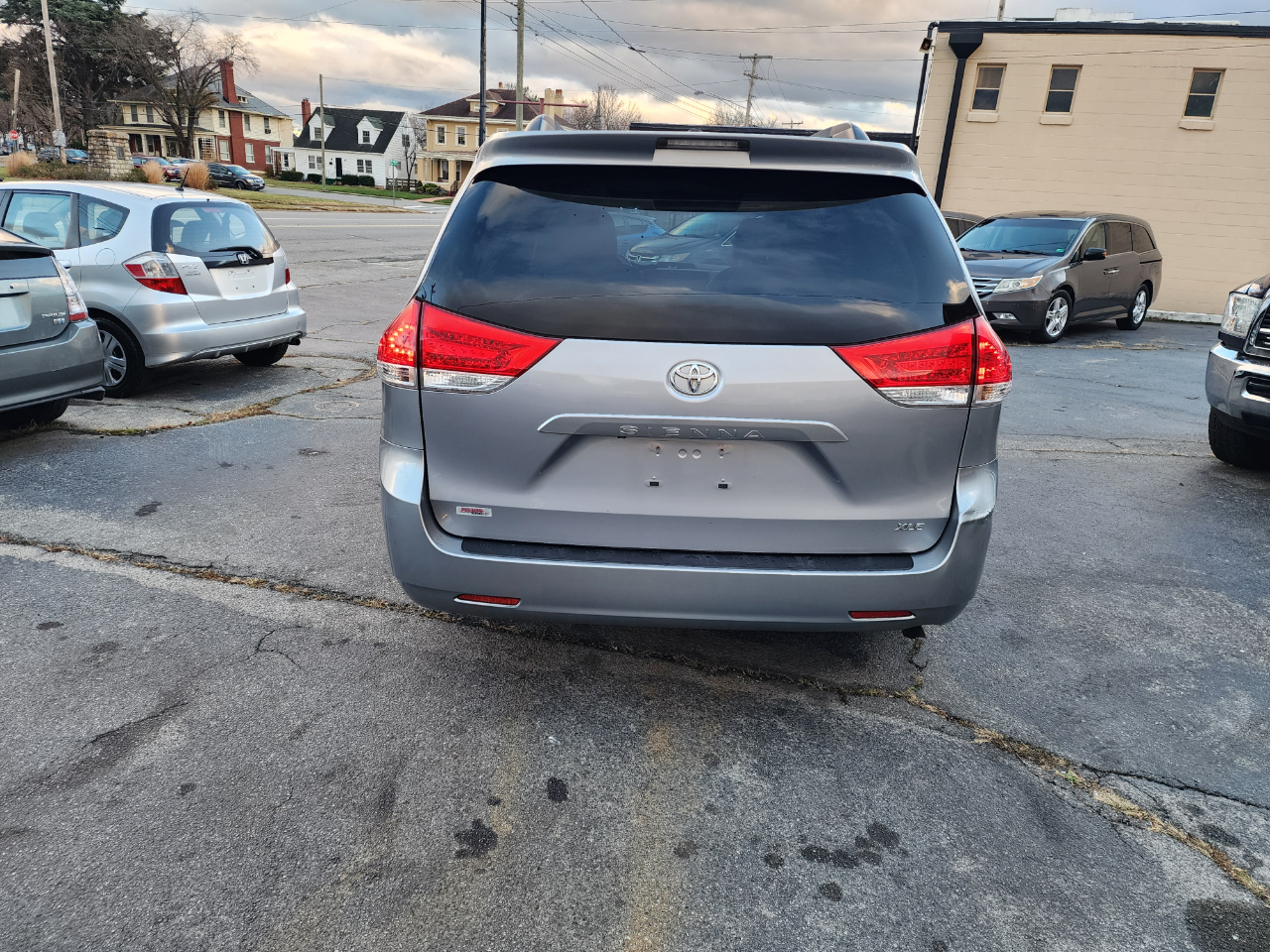 Toyota Sienna Limited 7-Pass V6 2011