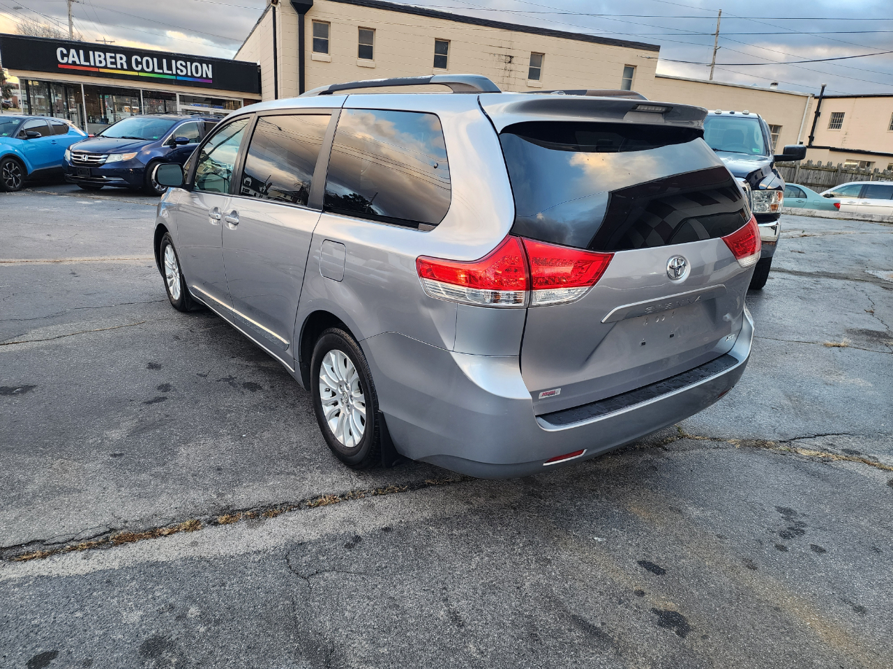 Toyota Sienna Limited 7-Pass V6 2011