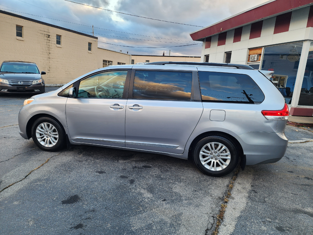 Toyota Sienna Limited 7-Pass V6 2011