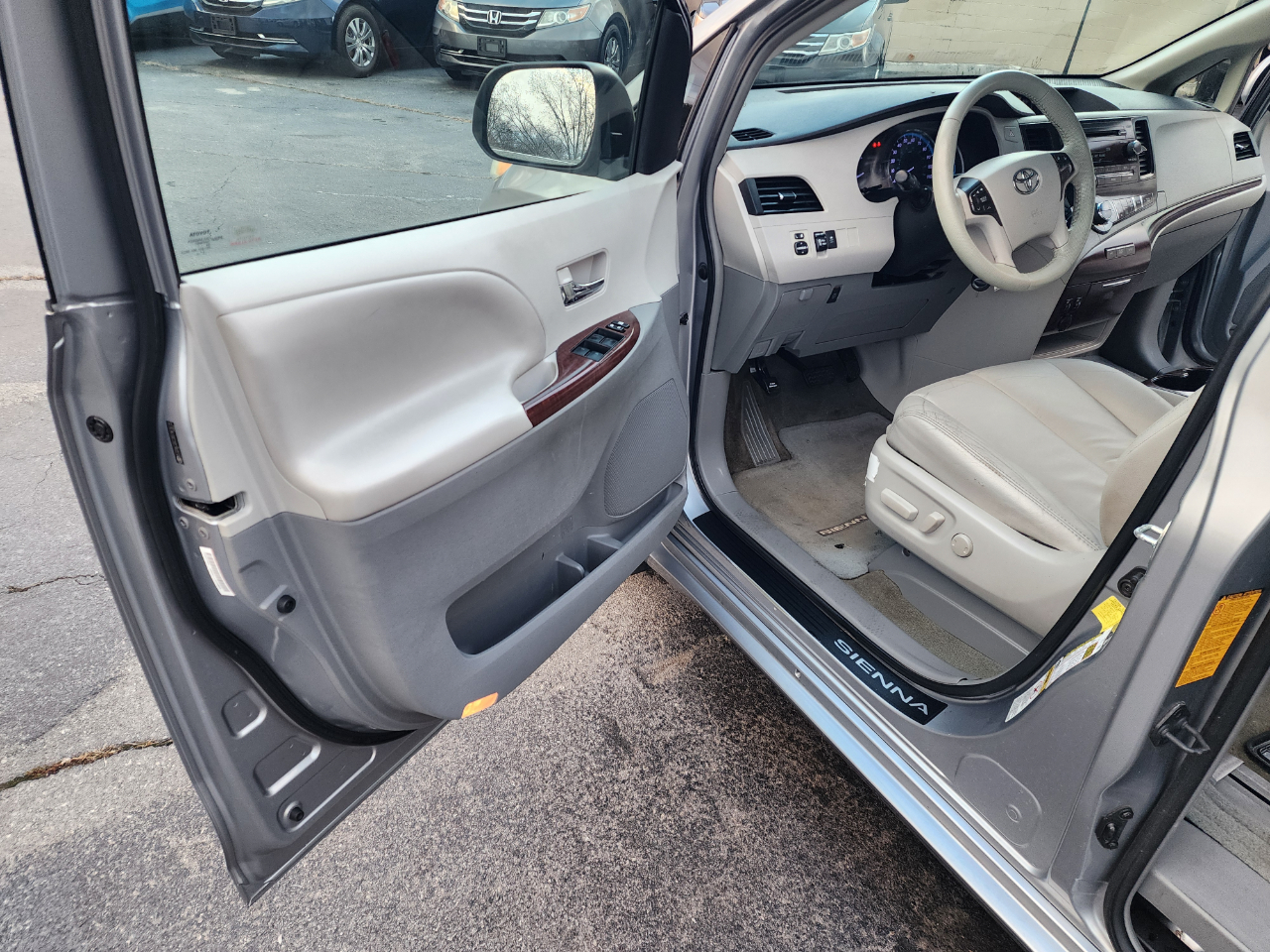 Toyota Sienna Limited 7-Pass V6 2011