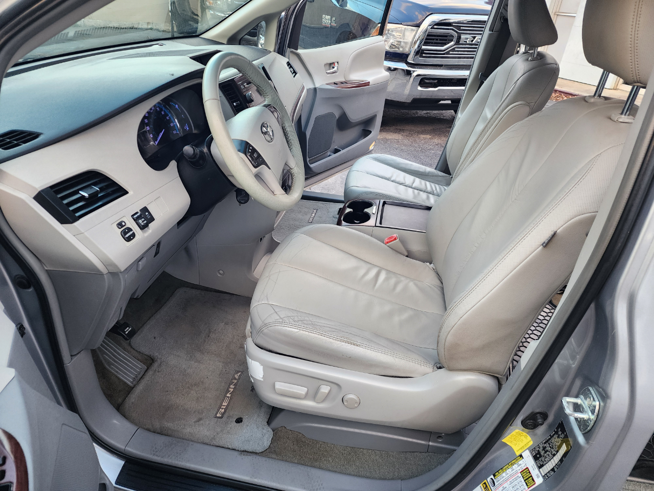 Toyota Sienna Limited 7-Pass V6 2011