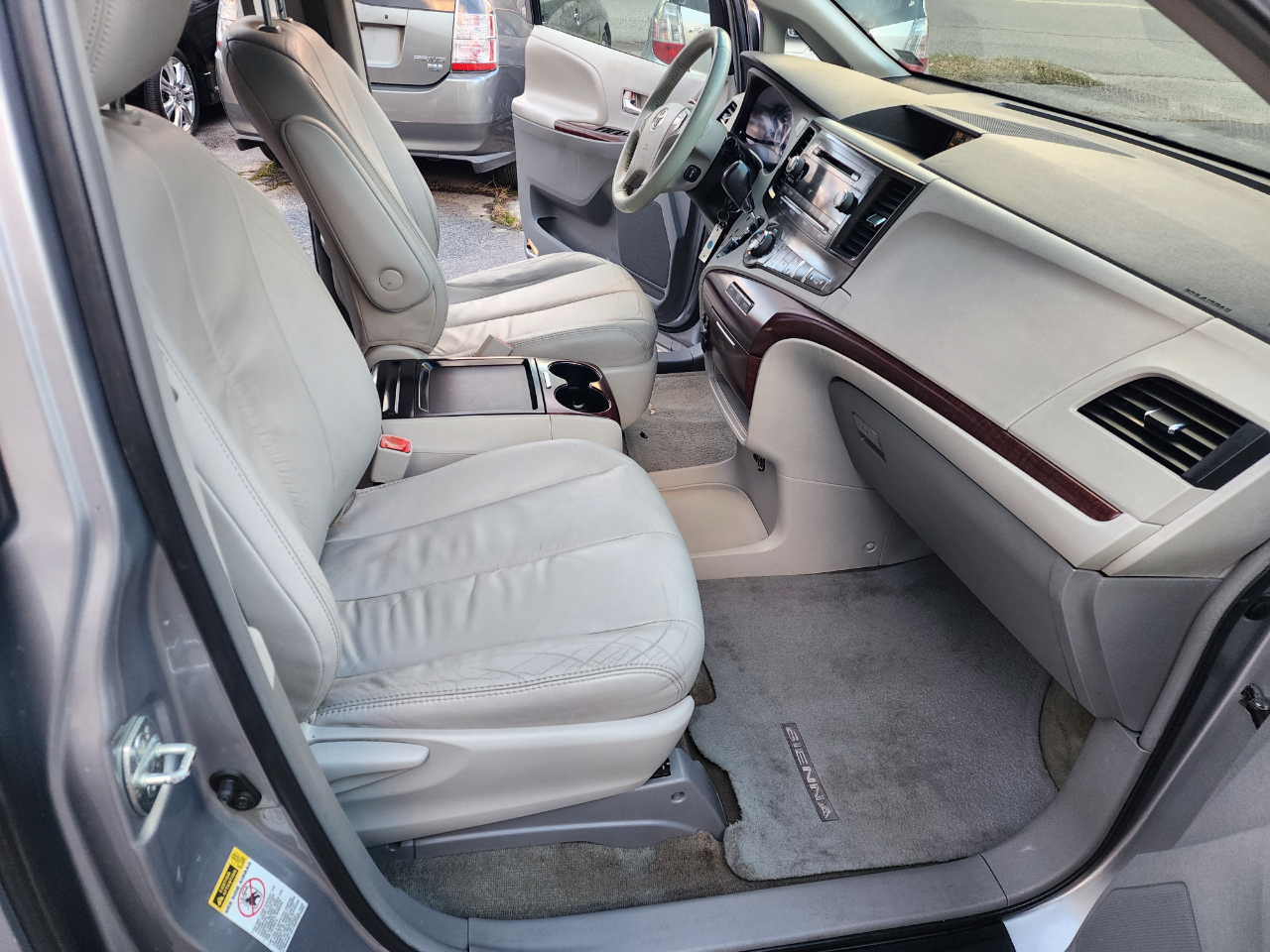 Toyota Sienna Limited 7-Pass V6 2011