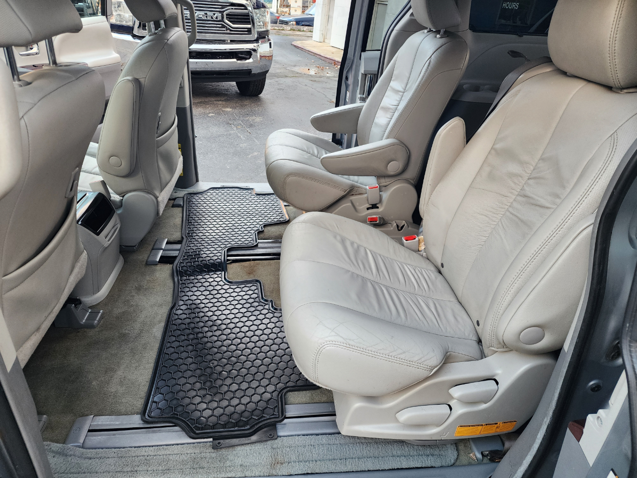 Toyota Sienna Limited 7-Pass V6 2011