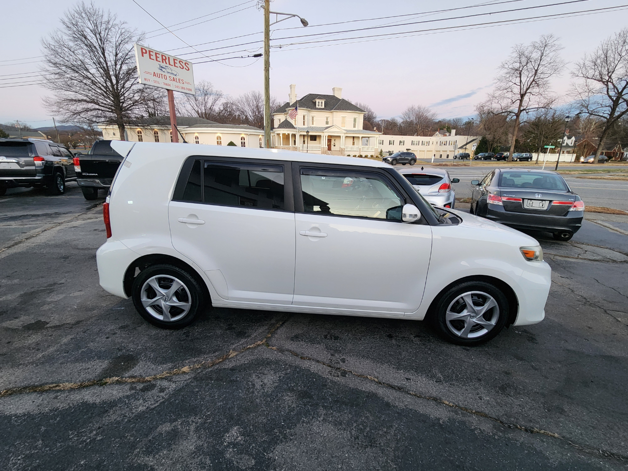 Scion xB 5-Door Wagon 5-Spd MT 2013