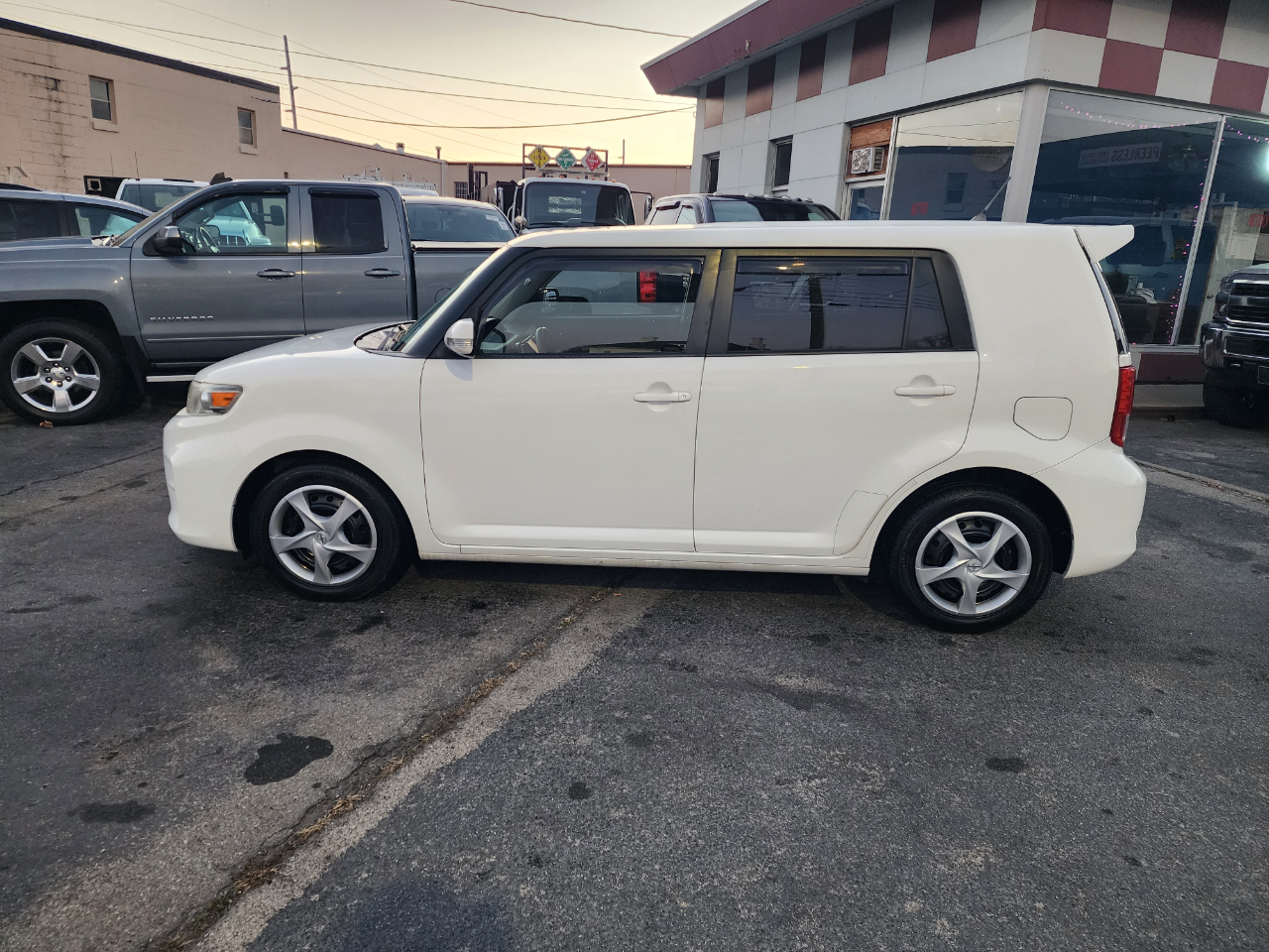 Scion xB 5-Door Wagon 5-Spd MT 2013