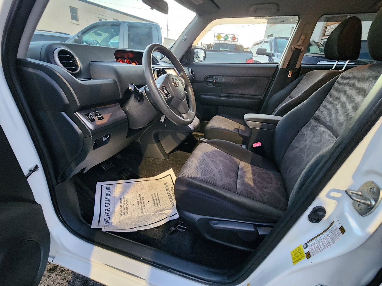 Scion xB 5-Door Wagon 5-Spd MT 2013