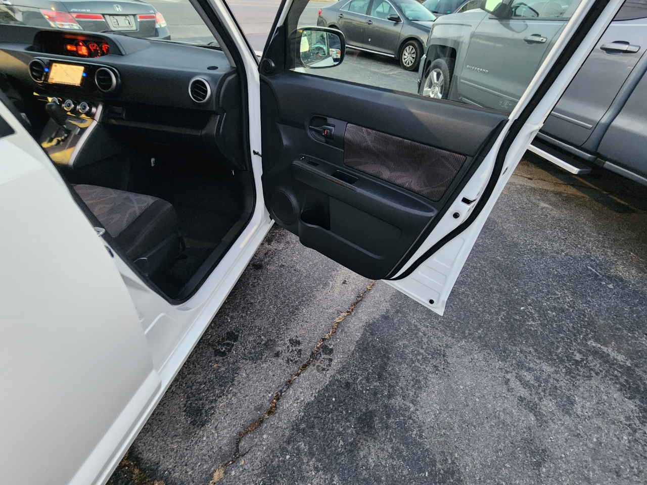 Scion xB 5-Door Wagon 5-Spd MT 2013