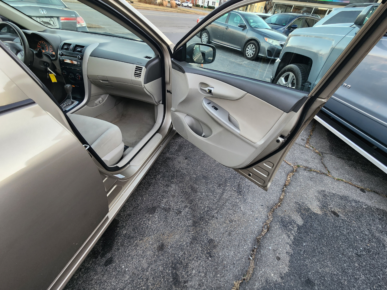 Toyota Corolla Base 5-Speed MT 2010