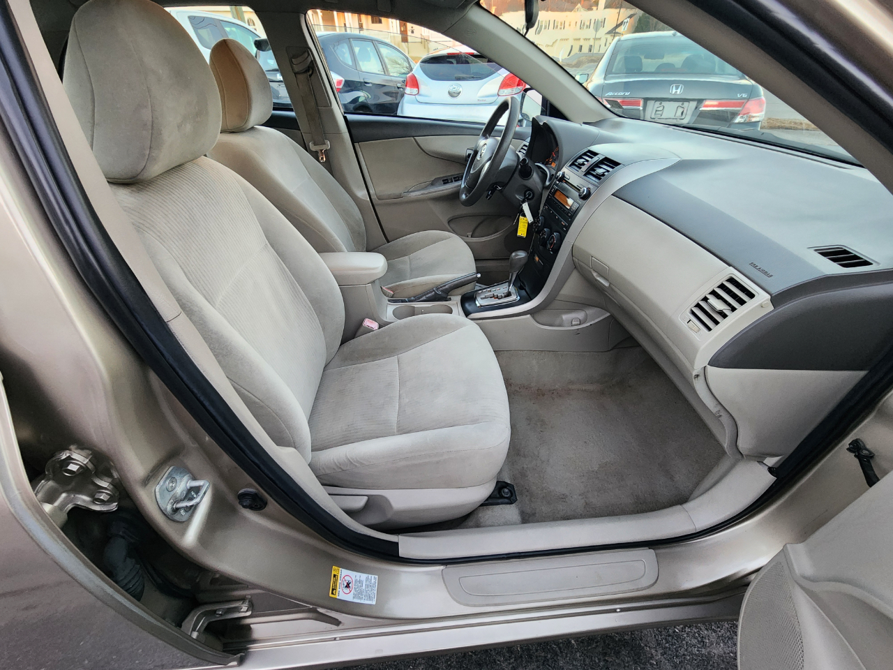 Toyota Corolla Base 5-Speed MT 2010