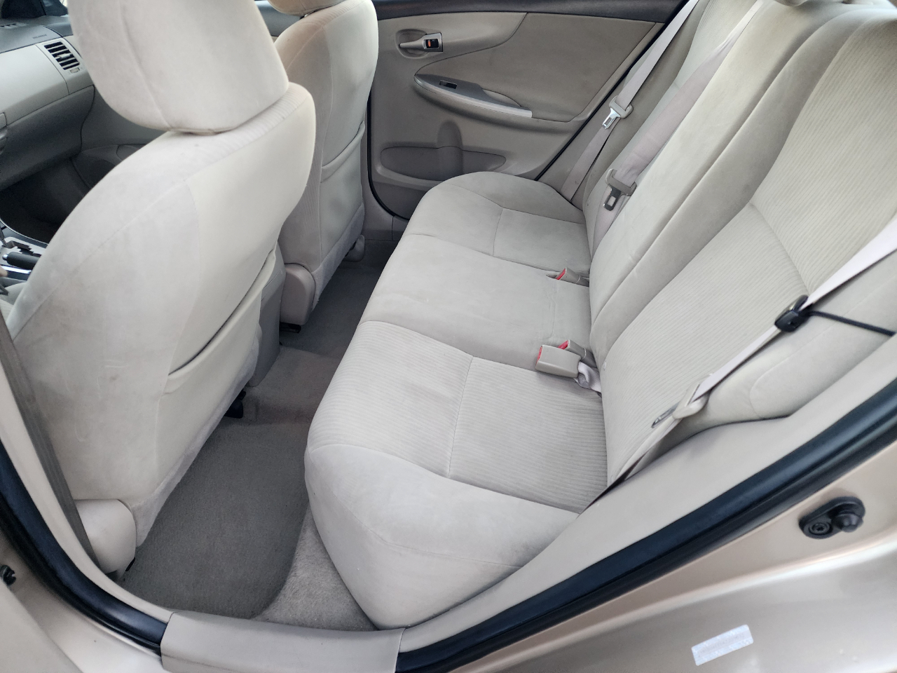 Toyota Corolla Base 5-Speed MT 2010