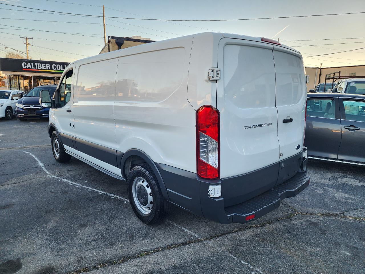 Ford Transit 150 Van Low Roof w/Sliding Pass. 130-in. WB 2018