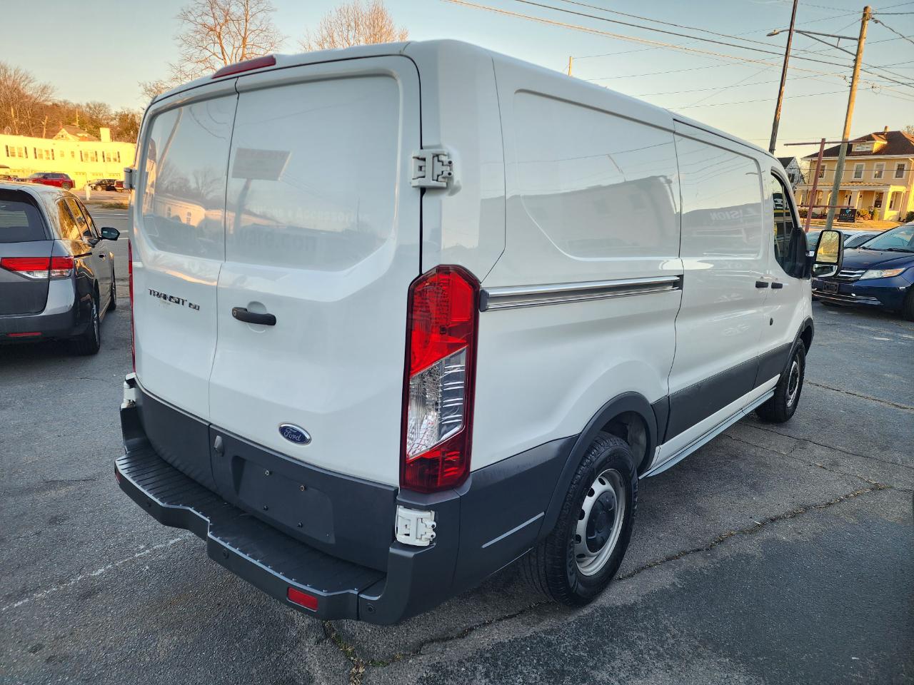 Ford Transit 150 Van Low Roof w/Sliding Pass. 130-in. WB 2018